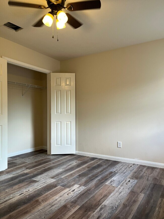 Building Photo - 21650 Falvel Sunset Ct