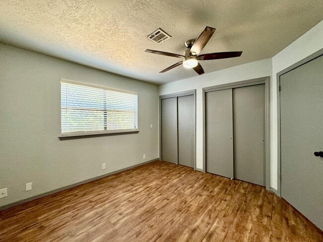 Building Photo - 925 Swan Lake Ct