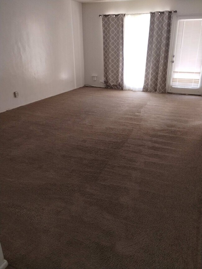 Building Photo - Just reduced. 3 bedroom 1 bath home!