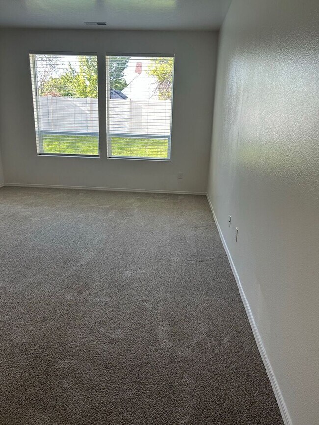 Building Photo - 3 Bedroom plus Loft For Rent! Victory Sout...