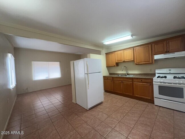 Building Photo - 1800 E Fry Blvd
