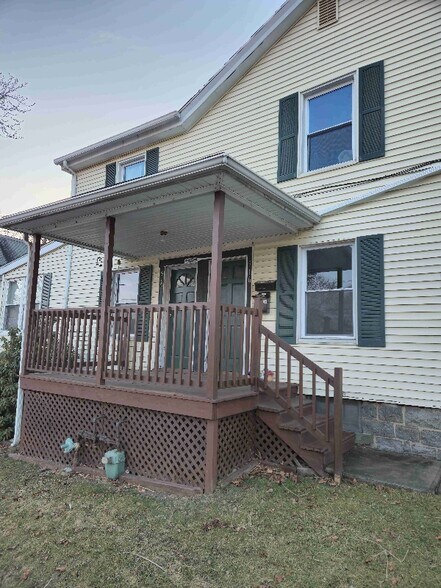 Building Photo - 516 Burke St
