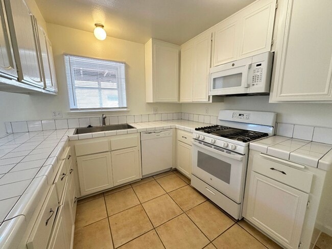 Building Photo - 3 Bdrm/2.5 Bath in Criterion Townhomes Com...
