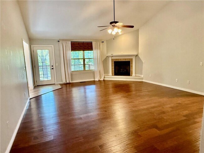 Building Photo - 305 Meadows Ct