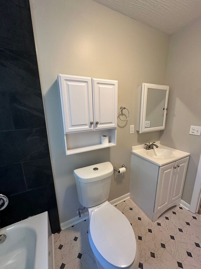 Building Photo - 811 Allen St