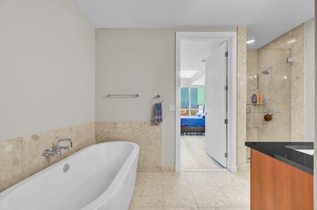 Building Photo - Fully Furnished 2 Bedroom 2 Bath High Rise with Strip Views