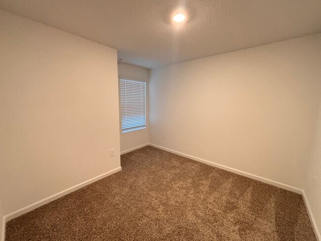 Building Photo - Never-Lived-In 3BR/2.5BA Townhome! Screened Lanai & Pond View!