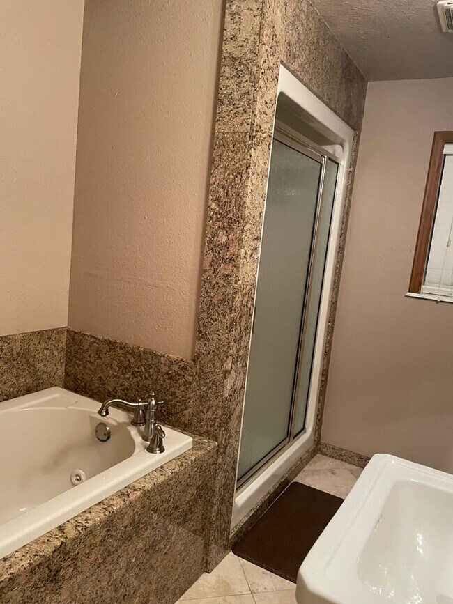 Building Photo - 3 bedroom 2 bath in Rogers, ALL UTILITIES ...