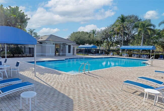 Building Photo - 949 Tanglewood Cir