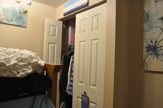 Building Photo - 204 Cherry St