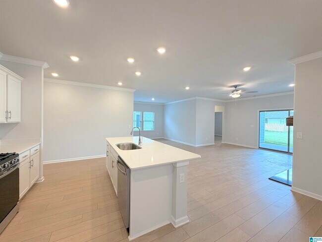 Building Photo - 305 Susan Lynn Dr