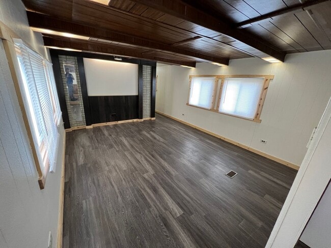 Building Photo - 2 Bedroom 1 Bath Updated Mobile Home in A ...