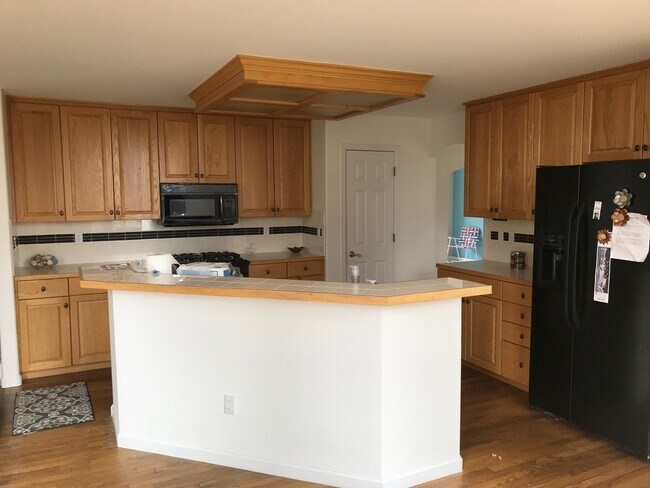 Building Photo - Beautiful 2 story custom home in Stoneridge
