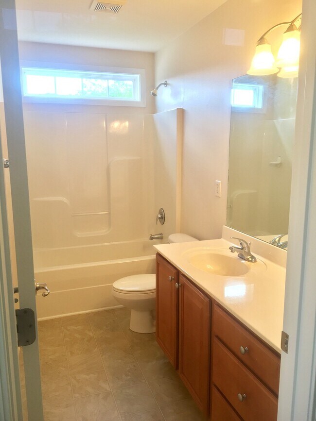 Building Photo - Spacious House in Woodfin/ 4 bedrooms-2.5 ...