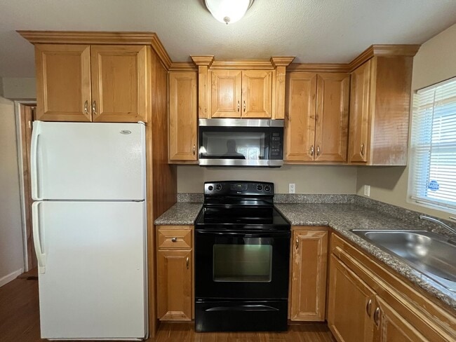 Building Photo - Updated and Bright 3 Bedroom 2 Bath Home in NE Portland (PDX/Columbia River)