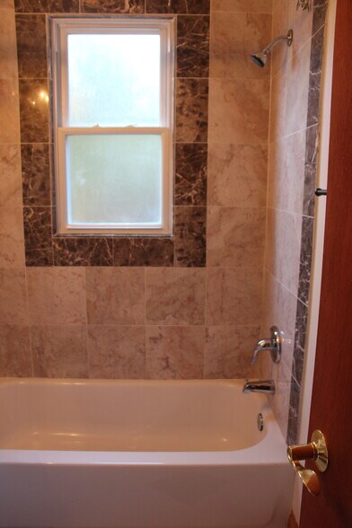 Building Photo - 634 N Monroe St