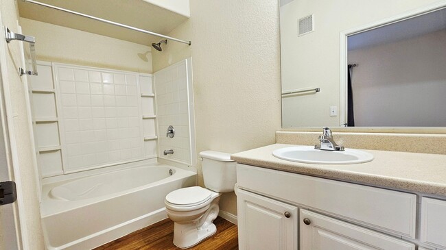 Building Photo - 2 Bed and 2 full Bathrooms Condo for Rent