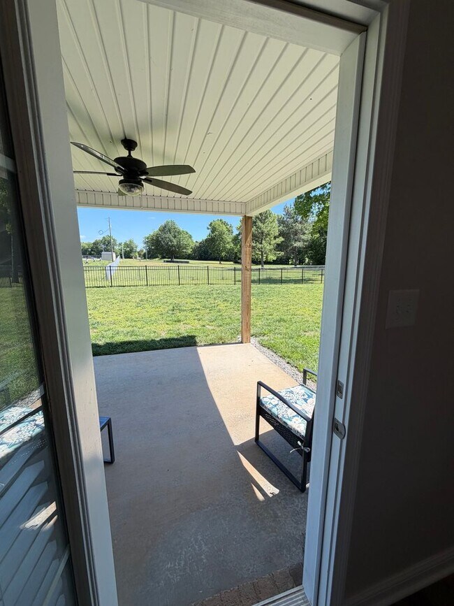 Building Photo - 3 Bedroom 2 1/2 Bath Home For Rent Near Post!