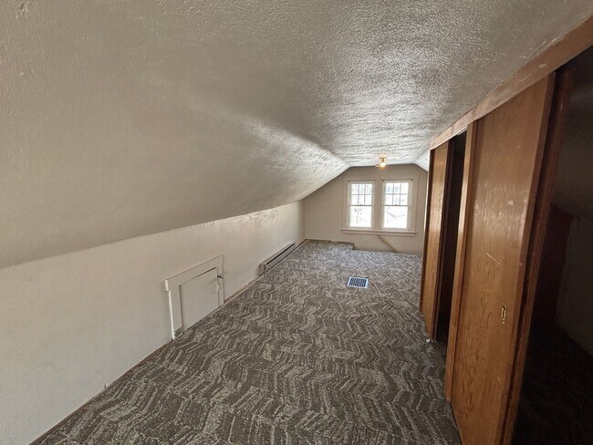 Building Photo - 4 Bedroom, 1 Bathroom home with 2+ car garage!