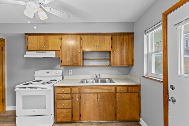 Building Photo - 723 Village Dr