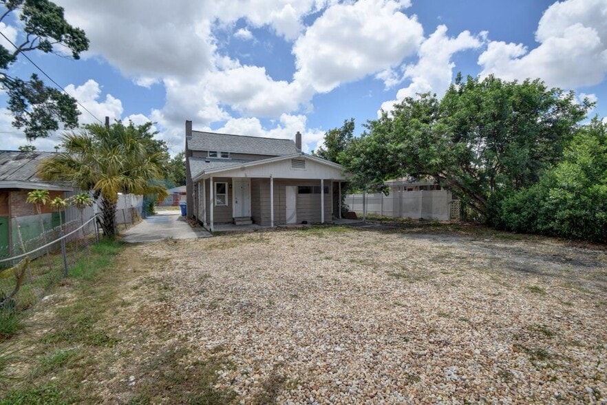 Building Photo - Unit B