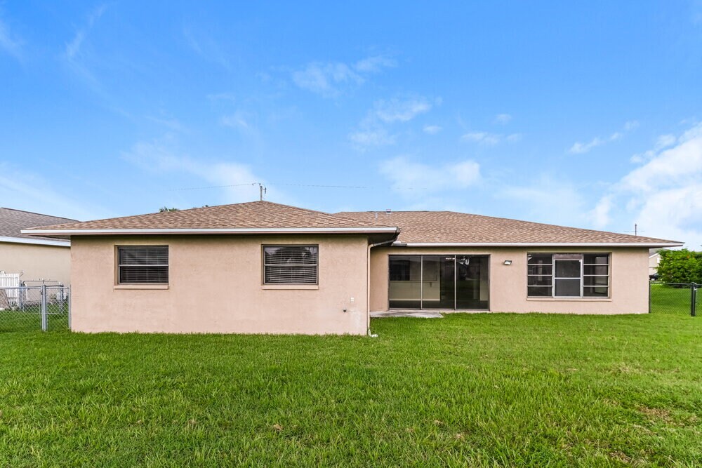 Building Photo - 2529 SW 15th Pl