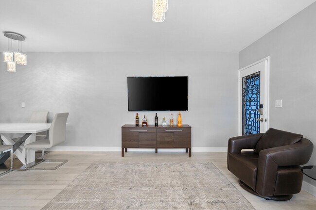 Building Photo - 624 Orton Ave