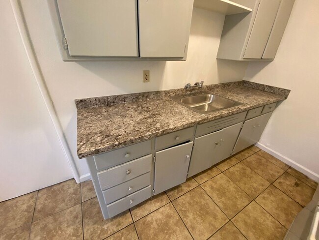 Building Photo - 4348 E Fairfax Ave