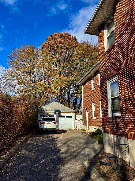 Building Photo - 569 Commonwealth Ave