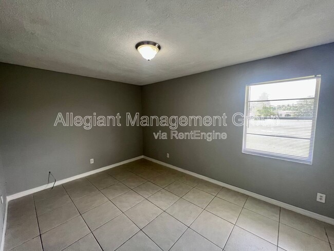 Building Photo - 624 Royalty Ct
