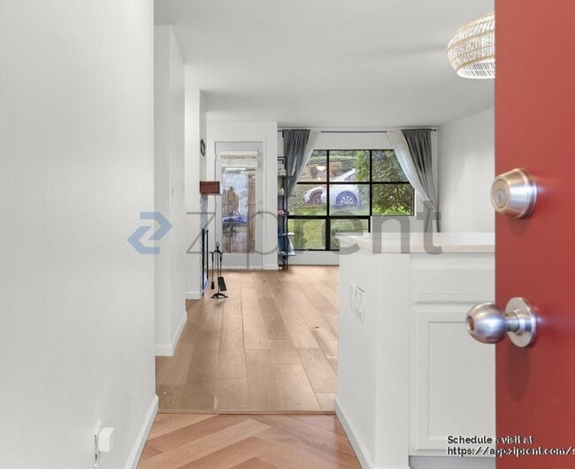 Building Photo - 402 4th Ave.