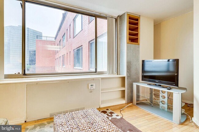 Building Photo - 1111 Arlington Blvd