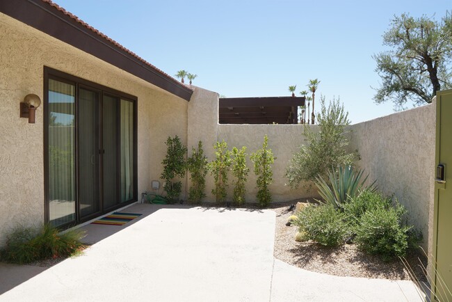 Building Photo - 204 N Hermosa Dr