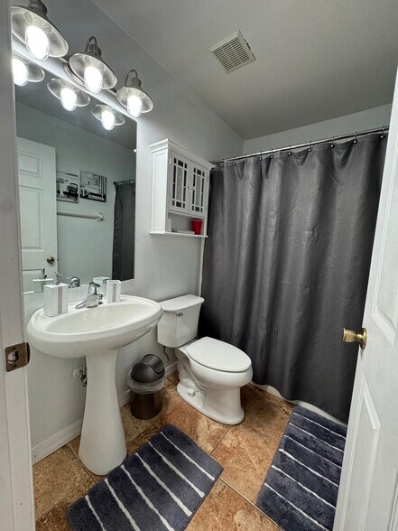Building Photo - 10 Lloret Pl
