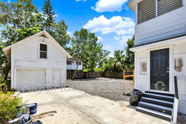 Building Photo - 611 S Grove St