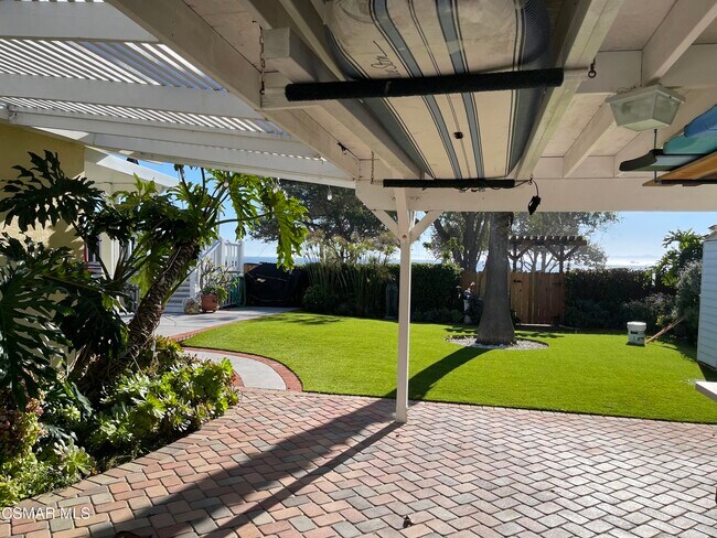 Building Photo - 5573 Calle Arena