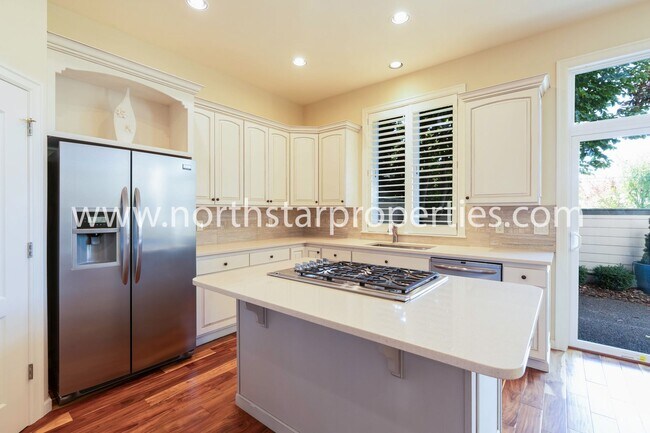 Building Photo - 4920 Mulholland Dr