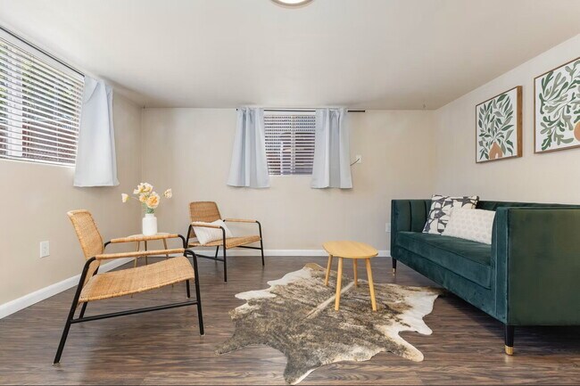 Building Photo - Spacious 1BR/1BA plus HUGE office/den!