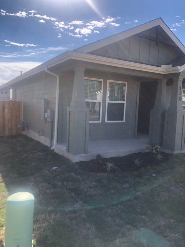 Building Photo - -=Available April 2026=-  4BR/2BA w/ Fenced Yard + Covered Parking in Hutto, TX
