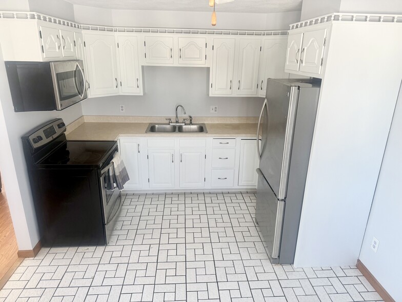 Building Photo - 5 Rose Ln