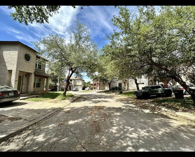 Building Photo - 10142 Amber Flora Dr