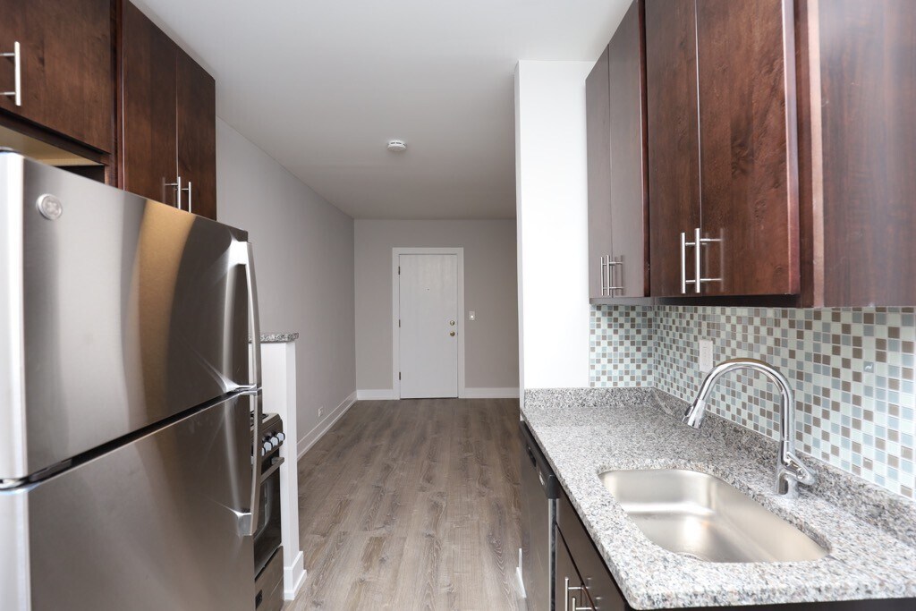 Building Photo - 814 W Cornelia Ave