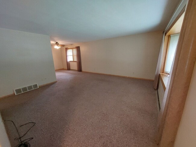 Building Photo - 3 Bedroom 1 1/2 bath brick ranch with 2 ca...