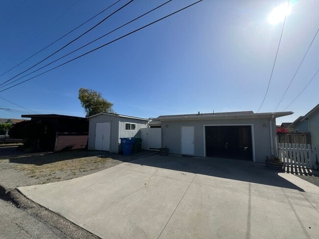 Building Photo - 2916 Dogwood Ave