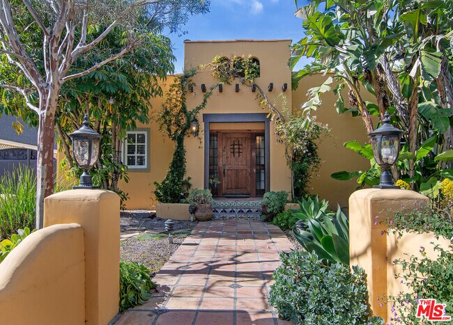 Building Photo - 543 N Las Palmas Ave