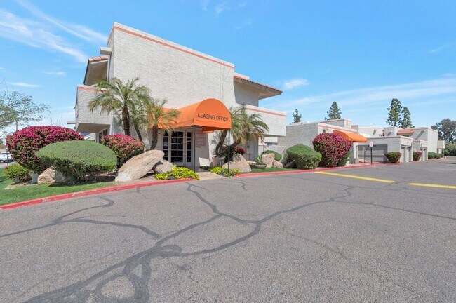 Building Photo - Charming 2-bedroom, 2.5-bathroom condo with a garage in Scottsdale, AZ