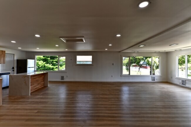 Building Photo - Everett Duplex