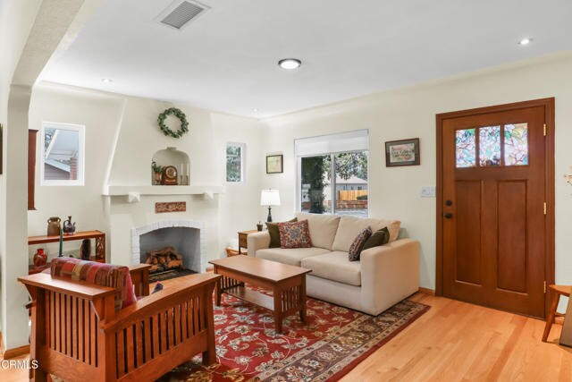 Building Photo - 2520 Casitas Ave