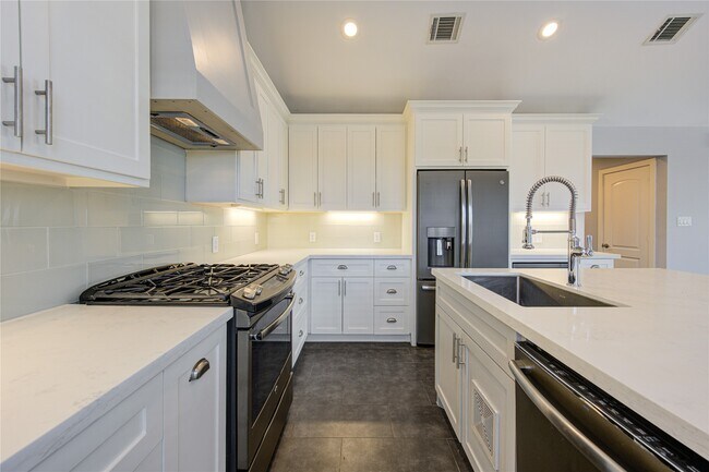 Building Photo - 2401 Eagle St