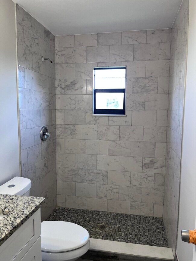 Building Photo - 8760 Lyndall Ln